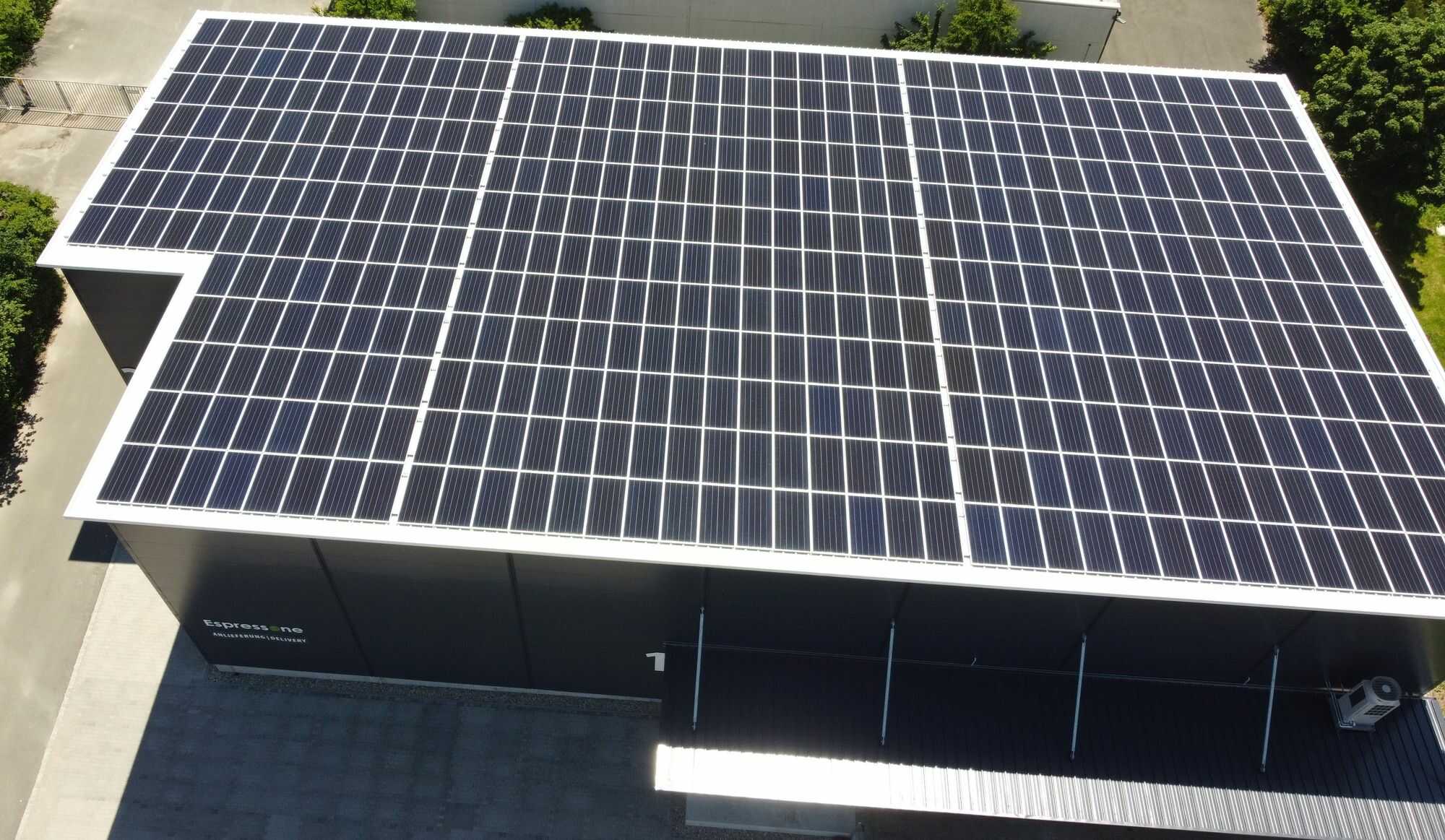 291 SunPower Performance Module glänzen auf dem Flachdach im Cadolzburger Gewerbegebiet. Sie produzieren mehr Strom als die Rösterei benötigt. In Zukunft sollen auch Elektroautos für die Lieferung daraus gespeist werden.