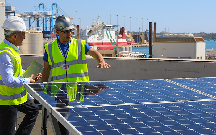 SunPower Installationspartner auf einem Gebäudedach in Malta