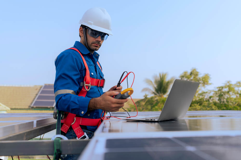 SunPower-Installateur beim Beheben häufiger Probleme bei Solarmodulen