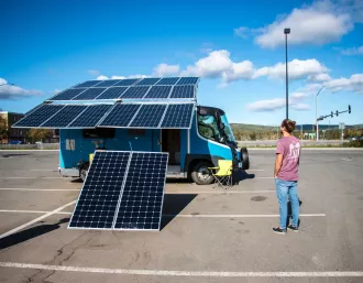 Route Del Sol fährt einen 100% elektrischen, solarbetriebenen Camper Van, dank Sunpowers Solartechnologie mit Unterstützung von Galt Energy.