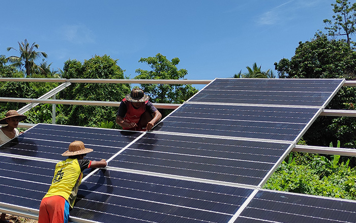 Instalación de minirredes solares en Birmania