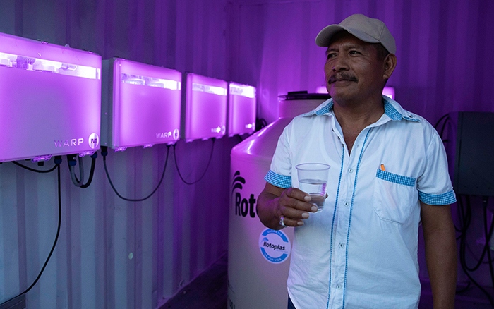 Un residente de Calakmul disfruta de un vaso de agua purificada.