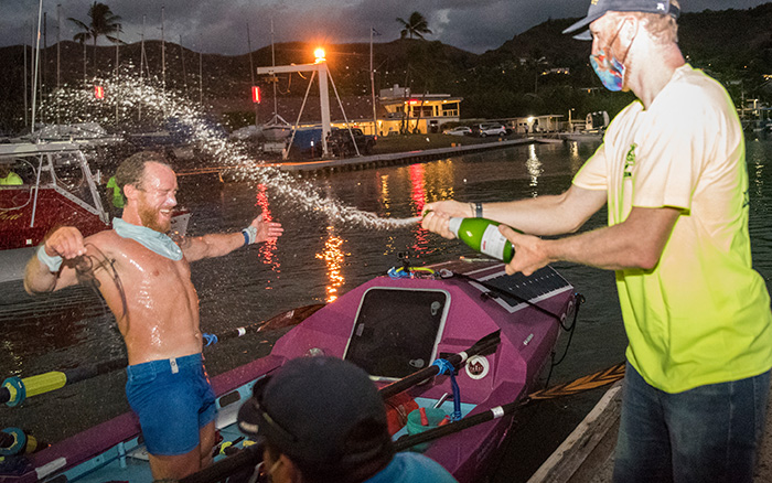 Tez Steinberg est accueilli par son équipe à Hawaï, après 71 jours passés seul en mer.