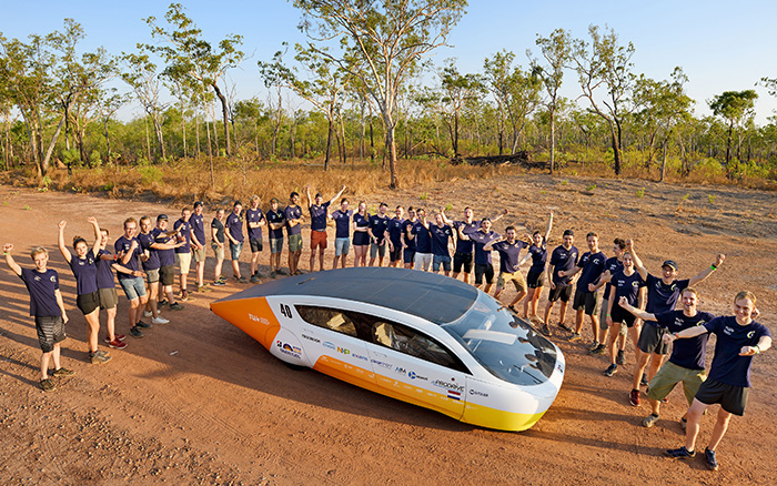 Veduta aerea del Team Eindhoven e del veicolo solare