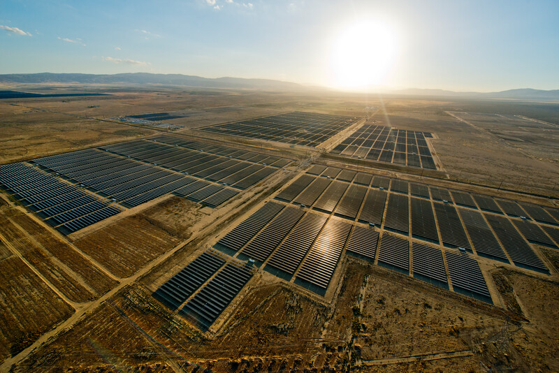 Le centrali fotovoltaiche su larga scala in Vietnam aiutano a diversificare il mix energetico compensando la generazione di combustibili fossili, offrendo la flessibilità di distribuirle in prossimità dei centri di consumo.