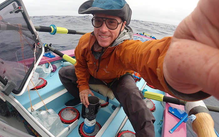 Tez Steinberg dissala e purifica acqua potabile in mare con una macchina alimentata dai pannelli fotovoltaici SunPower